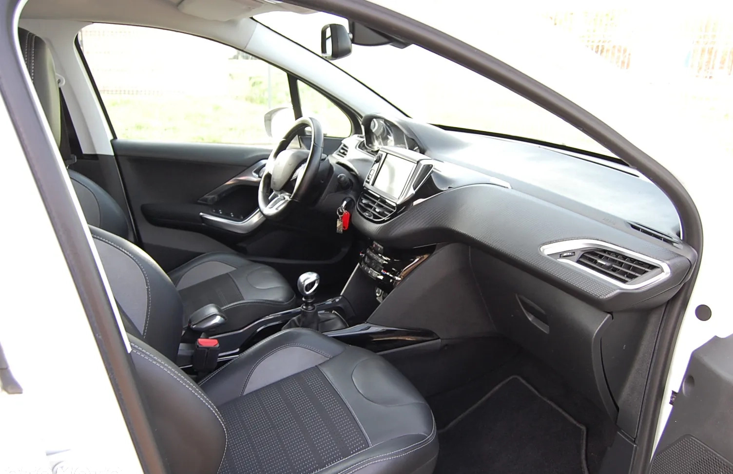 Peugeot 2008 cena 43900 przebieg: 137000, rok produkcji 2019 z Cieszyn małe 352
